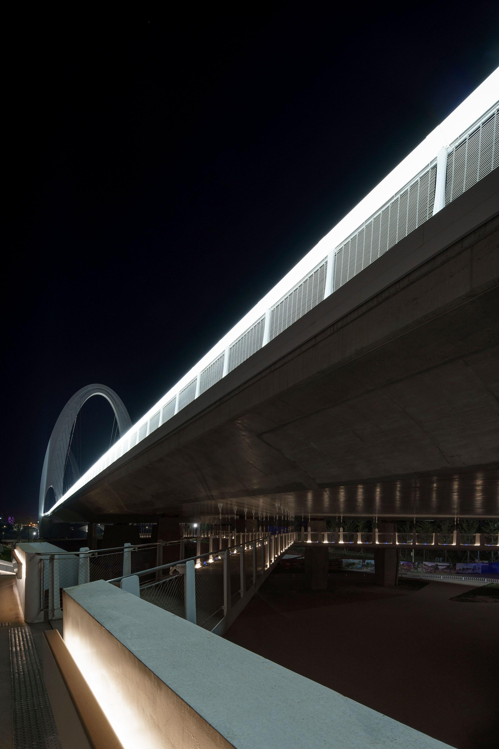 Gallery Product Paseo Linear Outdoor Linealightgroup 1280X1920 4
